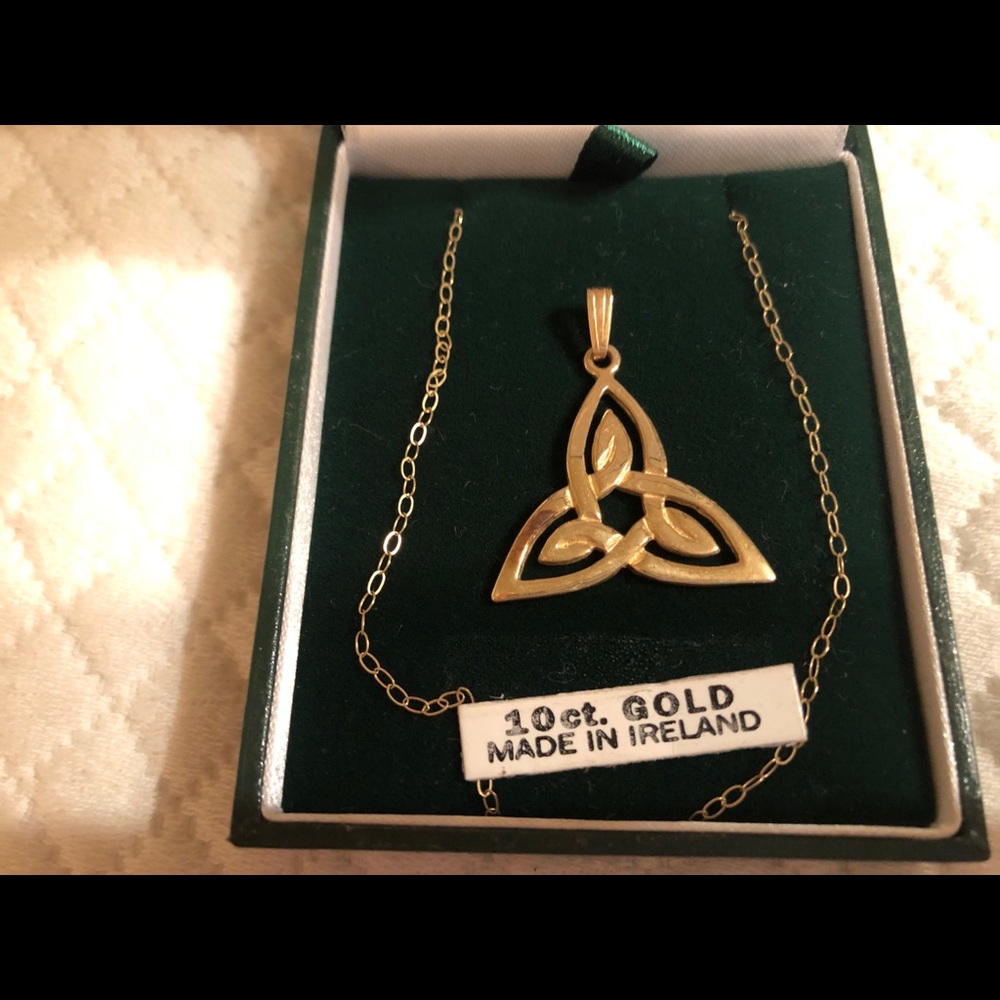 Ireland 10kt Gold Necklace w/Trinity Knot Pendant